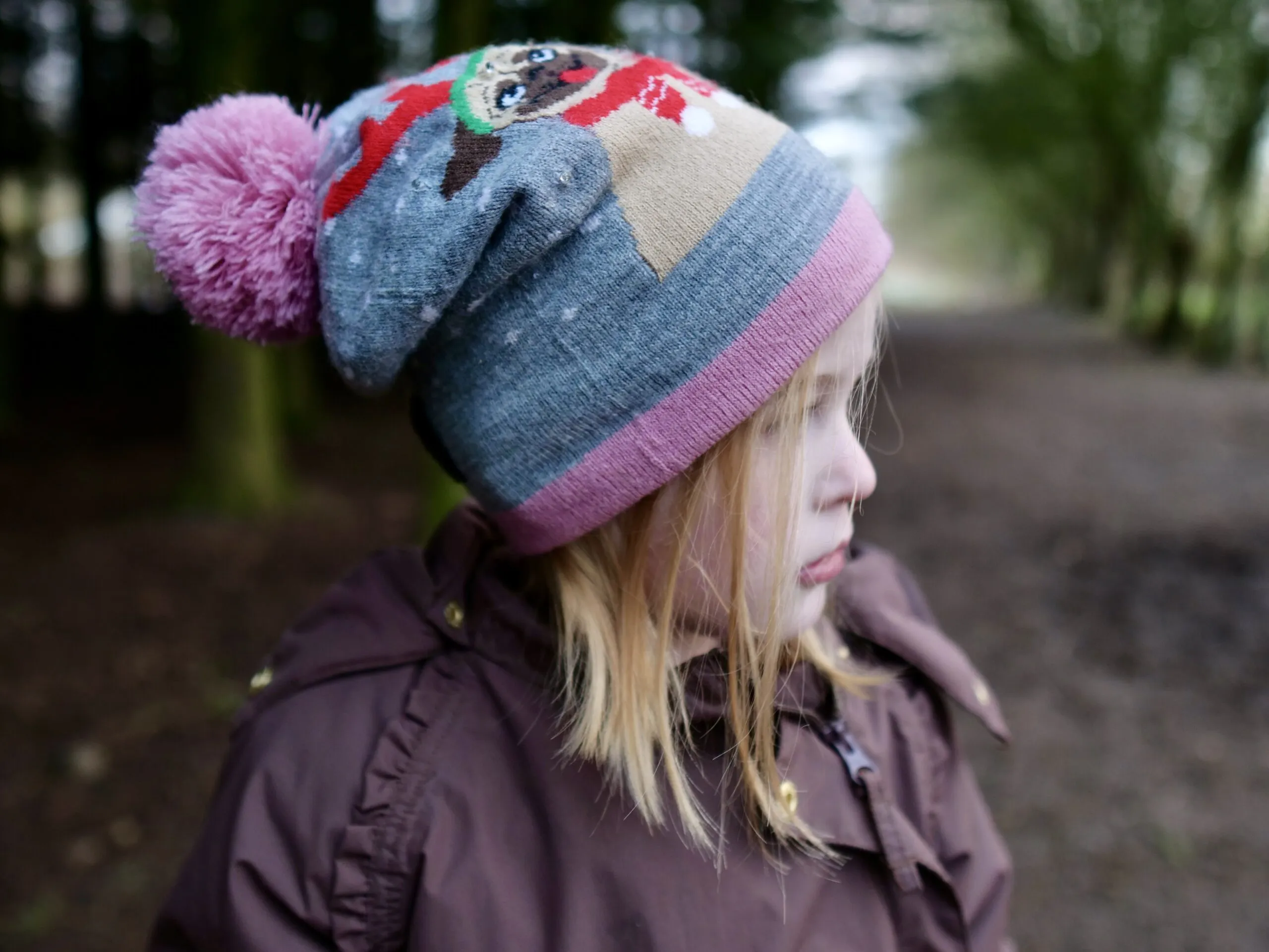 Tilde i skoven på vej mod skolen